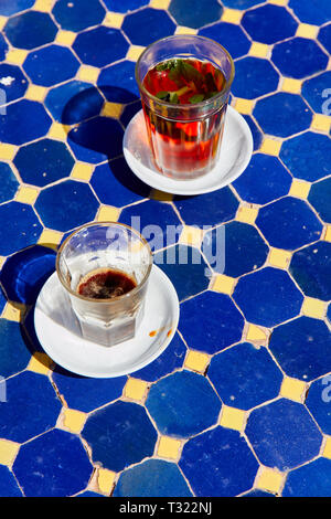 Un tipico marocchino tè alla menta in una piccola caffetteria all'aperto Foto Stock