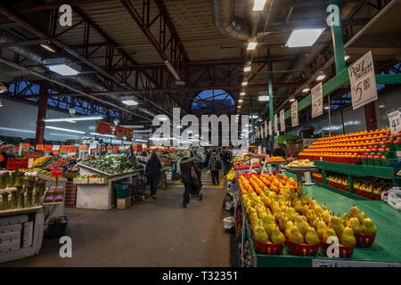 MONTREAL, Canada - 9 Novembre 2018: vicolo principale delle Marche Jean Talon mercato mercanti con la vendita di frutta e verdura e negozi di generi alimentari. Si tratta di un punto di riferimento Foto Stock