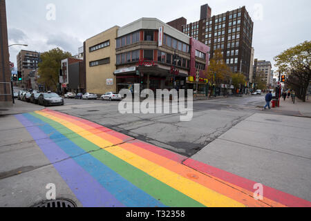 MONTREAL, Canada - 10 novembre 2018: pedonale zebra dipinta come una rainwbow bandiera gay in Le Village, il quartiere gay del centro cittadino di Montreal, Foto Stock