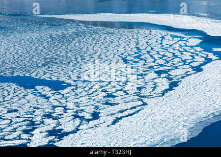 Modelli di ghiaccio nel drammatico paesaggio invernale lungo il fiordo Ísafjarðardjúp nei pressi di Ísafjörður nella regione Westfjords, Islanda Foto Stock