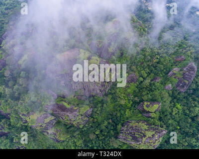 Angolo unico di alcuni enormi massi di granito di Nglanggeran Antica montagna Foto Stock