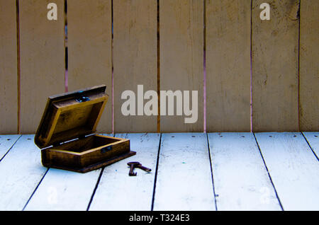 Cassa di legno, decorate con mobili antichi di chiavi Foto Stock