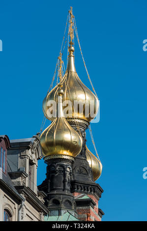 Il distintivo golden cupole a cipolla di Alexandre Nevsky Chiesa Ortodossa Russa in Bredgade, Copenaghen. Foto Stock