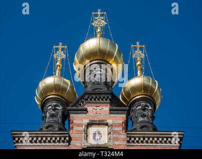 Il golden cupole a cipolla di Alexandre Nevsky Chiesa Ortodossa Russa in Bredgade, Copenhagen insieme con un icona del suo santo patrono. Foto Stock