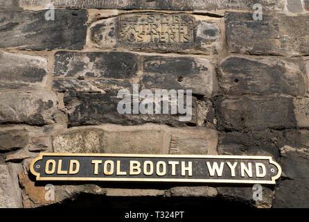 Il nome di una via la piastra al di sopra della Old Tolbooth Wynd ingresso sul Royal Mile di Edimburgo. Foto Stock