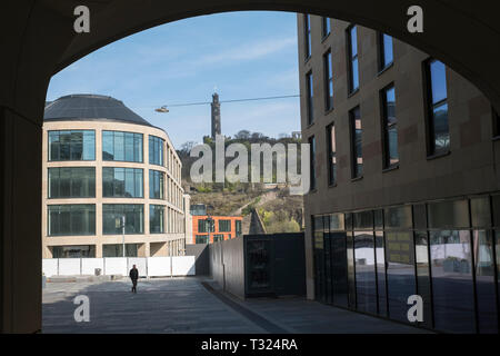 Una vista da Sibbald a piedi fuori la Edinburgh Canongate con il Monumento Nelson su Calton Hill in distanza. Foto Stock