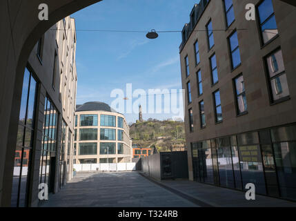 Una vista da Sibbald a piedi fuori la Edinburgh Canongate con il Monumento Nelson su Calton Hill in distanza. Foto Stock