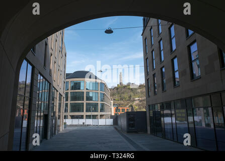 Una vista da Sibbald a piedi fuori la Edinburgh Canongate con il Monumento Nelson su Calton Hill in distanza. Foto Stock