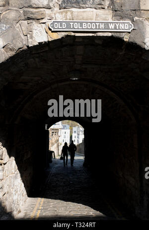 La Old Tolbooth Wynd ingresso sul Royal Mile di Edimburgo. Foto Stock