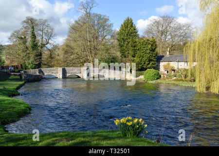 Ashford nell'acqua sulle rive del fiume Wye nel Derbyshire Peak District,UK. Foto Stock