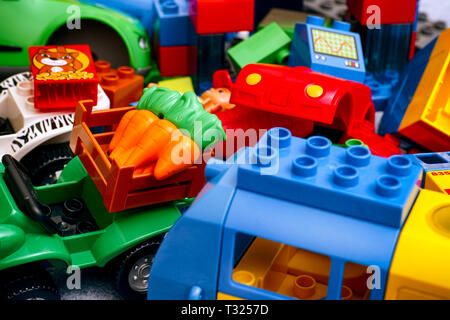 Tambov, Federazione Russa - Febbraio 20, 2019 mucchio di Lego Duplo blocchi, auto e treno. Studio shot. Foto Stock