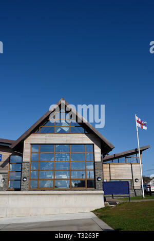 Craig y don RNLI stazione di salvataggio, edificio moderno con tetto ripido e cielo blu sullo sfondo a Llandudno Galles nord regno unito Foto Stock