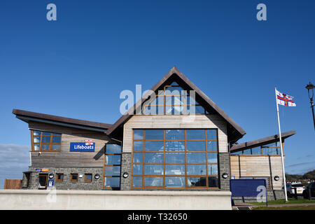 Craig y don RNLI stazione di salvataggio, edificio moderno con tetto ripido e cielo blu sullo sfondo a Llandudno Galles nord regno unito Foto Stock