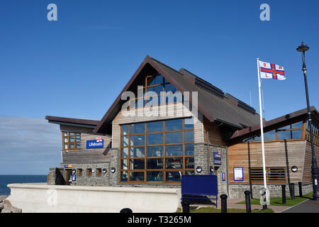 Craig y don RNLI stazione di salvataggio, edificio moderno con tetto ripido e cielo blu sullo sfondo a Llandudno Galles nord regno unito Foto Stock