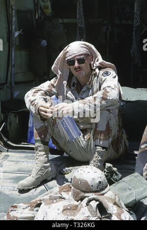 Il 30 ottobre 1993 A U.S. Soldato dell'esercito della 24a divisione di fanteria, denominato Street, si trova nella parte posteriore della sua M113A3 ambulanza (una variante di un regno difesa M113 APC). Egli ha appena arrivati in nave a Mogadiscio è di nuovo porto in Somalia. Foto Stock