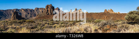 Vista panoramica fatta da nove fotografie cucite insieme di formazioni di roccia vulcanica nel Las Canadas del Parco Nazionale del Teide Tenerife, Canarie è Foto Stock