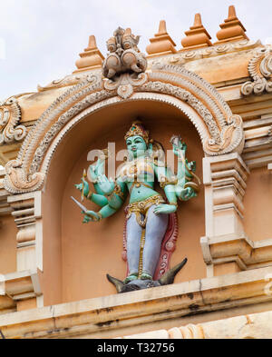 Il Tempio di Sri Mariamman Dhevasthanam, presentando gli ornati di 'raja Gopuram' torre in stile del Sud templi indiani. Kuala Lumpur, Malesia. Foto Stock