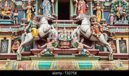 Il Tempio di Sri Mariamman Dhevasthanam, presentando gli ornati di 'raja Gopuram' torre in stile del Sud templi indiani. Kuala Lumpur, Malesia. Foto Stock
