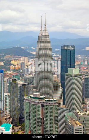 Le Torri Petronas, noto anche come le Torri Gemelle Petronas, viwed da KL Tower, Kuala Lumpur, Malesia Foto Stock