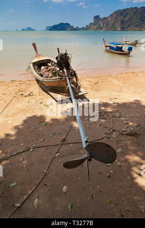 Thailandia, lunga coda di barca sulla spiaggia, vista che mostra il motore e albero della trasmissione ventola Foto Stock