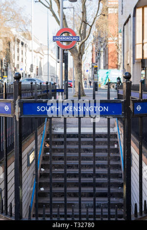 Entrata e scale nella stazione della metropolitana di South Kensington, London, England, Regno Unito Foto Stock