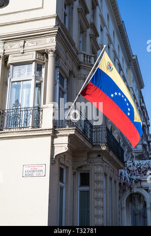 Bandiera nazionale montato sulla facciata anteriore dell'Ambasciata del Venezuela in Cromwell Road, Londra, Inghilterra, UK, Regno Unito Foto Stock