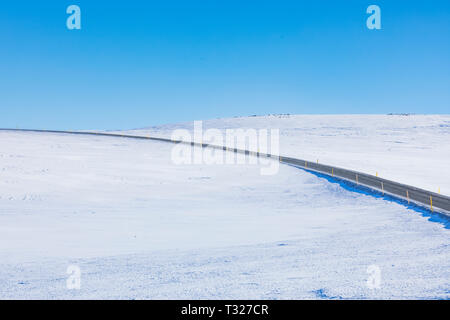 Strada che conduce fino e oltre gli altipiani, che conduce da Westfjords verso la penisola di Snaefellsnes di Islanda Foto Stock