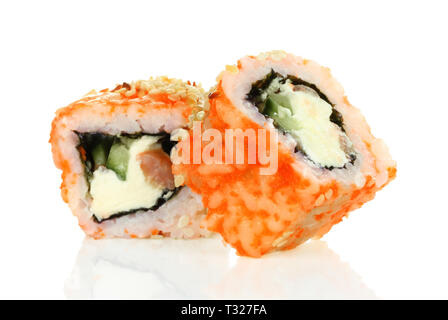 Rotolo di sushi pezzi con Salmone, riso e nori isolati su sfondo bianco. La deliziosa cucina giapponese Foto Stock