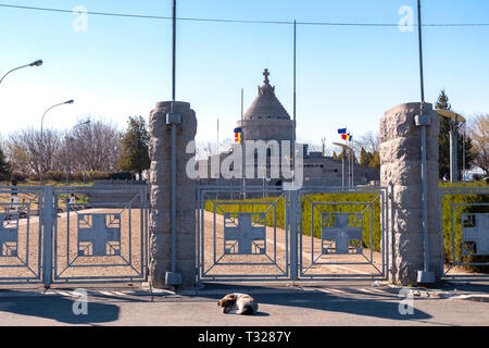 Il Mausoleo degli eroi della I Guerra Mondiale da Marasesti, con la scritta in rumeno di gloria ai nostri eroi. Ampia vista con un cane dorme da Foto Stock