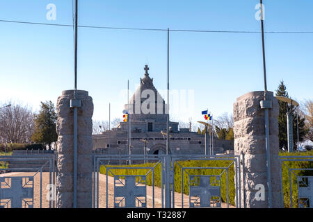 Il Mausoleo degli eroi della I Guerra Mondiale da Marasesti, con la scritta in rumeno di gloria ai nostri eroi. Foto Stock