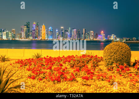 Architettura di Doha di notte. Doha, Ad-Dawhah, in Qatar. Foto Stock