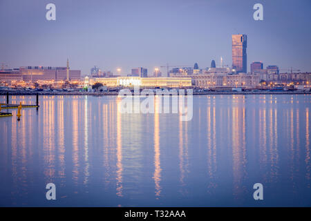 Panorama di Doha all'alba. Doha, Ad-Dawhah, in Qatar. Foto Stock