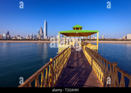 Panorama di Kuwait City dal molo di pesca. Kuwait City in Kuwait. Foto Stock