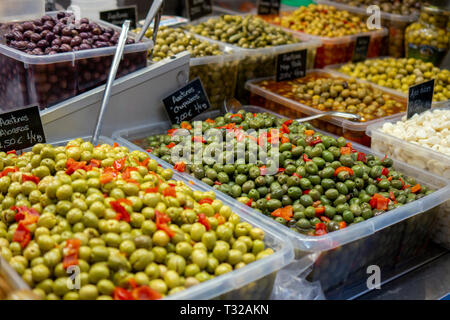 Spanisch geen olive con peperoncino e aglio sott'aceto per la vendita al mercato degli agricoltori in Spagna malaga Foto Stock