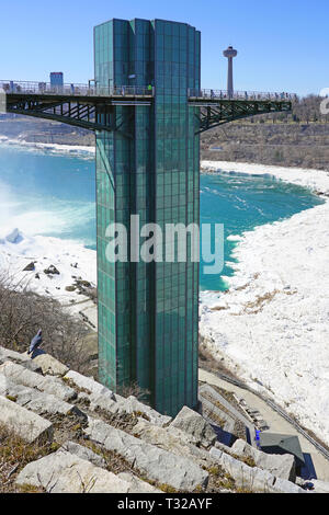 NIAGARA Falls, NY -27 MAR 2019- vista delle cascate del Niagara torre di osservazione congelati su ghiaccio e neve sul fiume Niagara e Niagara Falls nel Marzo 2 Foto Stock