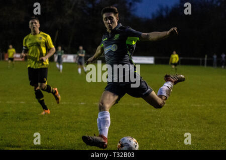 Cullen Kinsella di Penybont in azione a Taffs bene. Taffs ben v Penybont in Welsh Football League Division One presso la Rhiw'r Ddar Stadium. Foto Stock