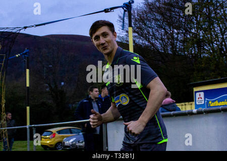 Cullen Kinsella di Penybont in azione a Taffs bene. Taffs ben v Penybont in Welsh Football League Division One presso la Rhiw'r Ddar Stadium. Foto Stock