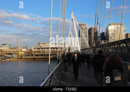 London Southbank e la città presa dal ponte di Charing Cross Foto Stock