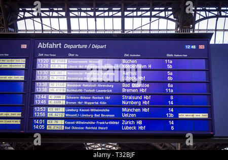 Amburgo, Germania - 26 Giugno 2014: scheda di partenza della Hamburg Hauptbahnhof (stazione ferroviaria Amburgo Hbf). La Germania più trafficata Stazione ferroviaria Foto Stock