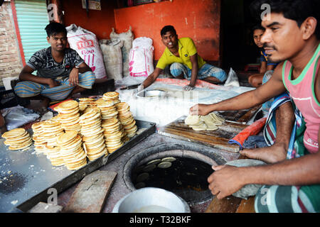 Khani Bakhor- un tradizionale dolce popolari in Bangladesh. Foto Stock