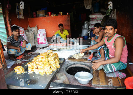 Khani Bakhor- un tradizionale dolce popolari in Bangladesh. Foto Stock