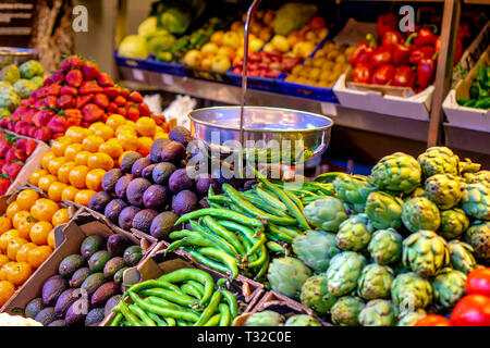 Colorata di frutta e verdura in blocchi con una scala sul mercato degli agricoltori a vendere fuits e verdure Foto Stock