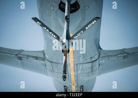 Una KC-135 Stratotanker assegnato alla 927th Air Refuelling Wing, MacDill Air Force Base Fla., si prepara a fare rifornimento a C-17 Globemaster III, assegnato al 317Airlift Squadron, Base comune Charleston, Carolina del Sud durante un allenamento sortie vicino a Charleston, Carolina del Sud, 1 aprile 2019. La 317Airlift Squadron mantiene la lotta contro-pronto personale di volo a sostegno delle mutevoli taskings globali come le contingenze, aiuti umanitari, sostegno presidenziale ed esercizi. (U.S. Air Force foto di Tech. Sgt. Larry E. Reid Jr.) Foto Stock