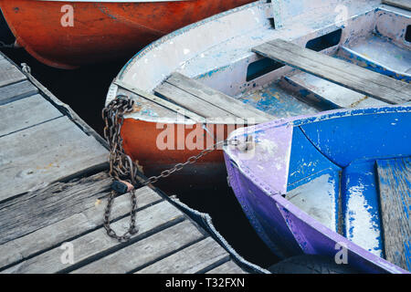 Ferro vecchio sfilacciata e squallido nasi barca legata al dock in legno close-up Foto Stock