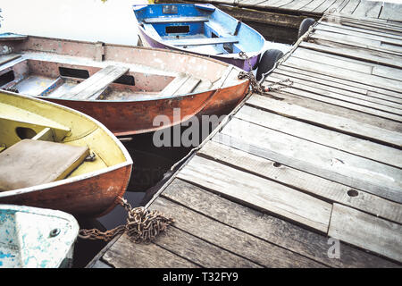 Ferro vecchio sfilacciata e squallido nasi barca legata al dock in legno close-up Foto Stock