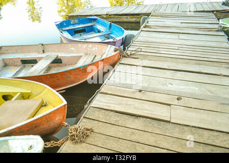 Ferro vecchio sfilacciata e squallido nasi barca legata al dock in legno close-up Foto Stock