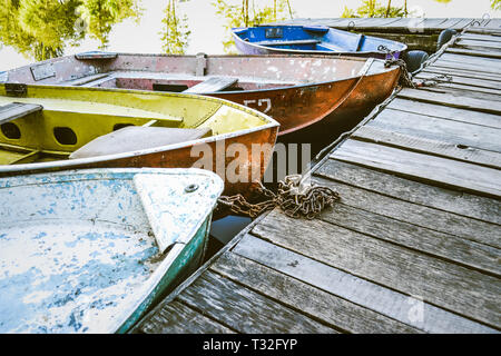 Ferro vecchio sfilacciata e squallido nasi barca legata al dock in legno close-up Foto Stock