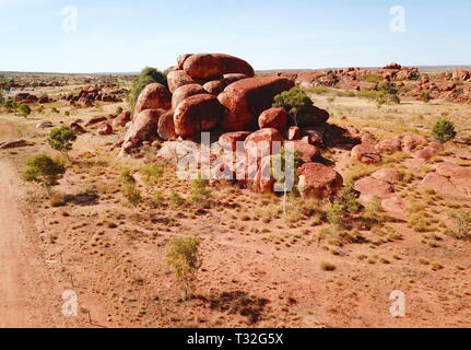 Grossi massi formato da erosione nel Karlu Karlu, diavoli marmi area dell'Outback (Territorio del Nord, l'Australia) Foto Stock