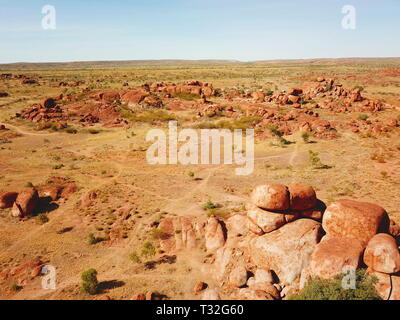 Grossi massi formato da erosione nel Karlu Karlu, diavoli marmi area dell'Outback (Territorio del Nord, l'Australia) Foto Stock