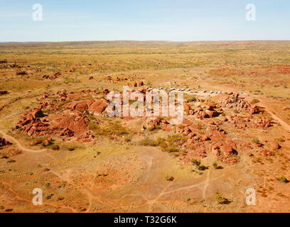 Grossi massi formato da erosione nel Karlu Karlu, diavoli marmi area dell'Outback (Territorio del Nord, l'Australia) Foto Stock